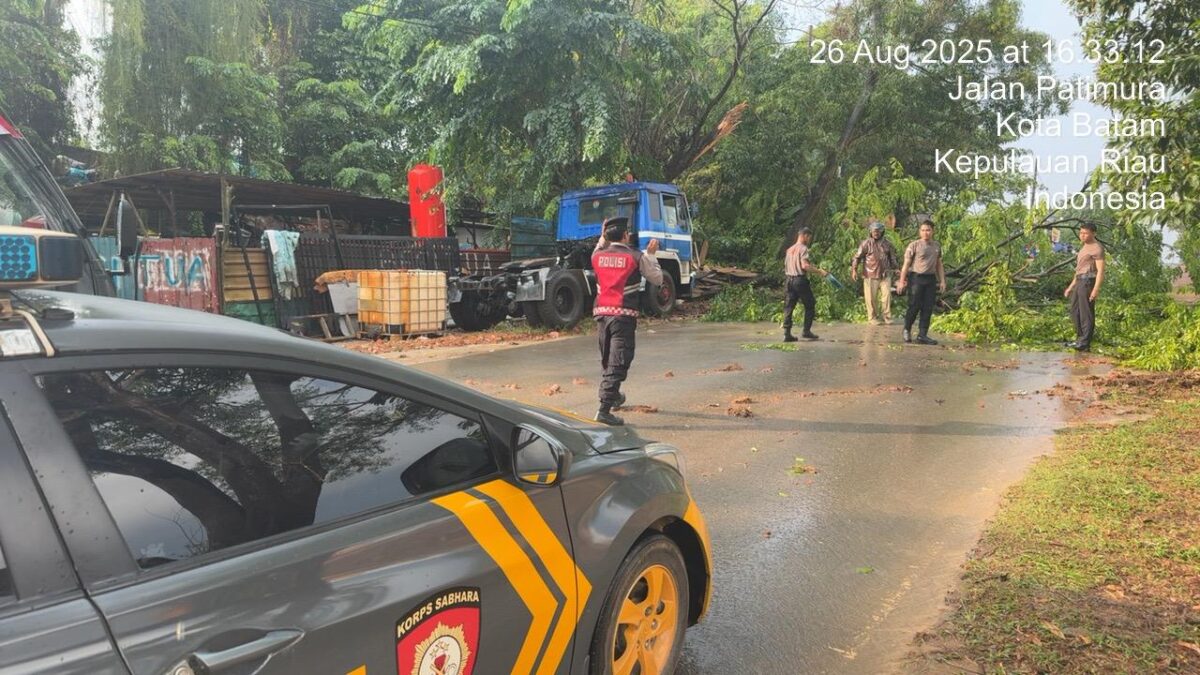 Personel Polsek Nongsa saat melakukan pembersihan ranting pohon yang tumbang dijalan Kesturi Nongsa, Kota Batam, Provinsi Kepri, Selasa (26/8/2025). Matapedia6.com/Dok Polsek