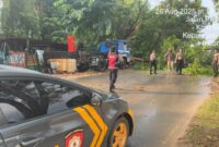 Personel Polsek Nongsa saat melakukan pembersihan ranting pohon yang tumbang dijalan Kesturi Nongsa, Kota Batam, Provinsi Kepri, Selasa (26/8/2025). Matapedia6.com/Dok Polsek