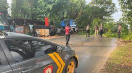 Personel Polsek Nongsa saat melakukan pembersihan ranting pohon yang tumbang dijalan Kesturi Nongsa, Kota Batam, Provinsi Kepri, Selasa (26/8/2025). Matapedia6.com/Dok Polsek