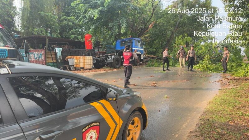 Personel Polsek Nongsa saat melakukan pembersihan ranting pohon yang tumbang dijalan Kesturi Nongsa, Kota Batam, Provinsi Kepri, Selasa (26/8/2025). Matapedia6.com/Dok Polsek