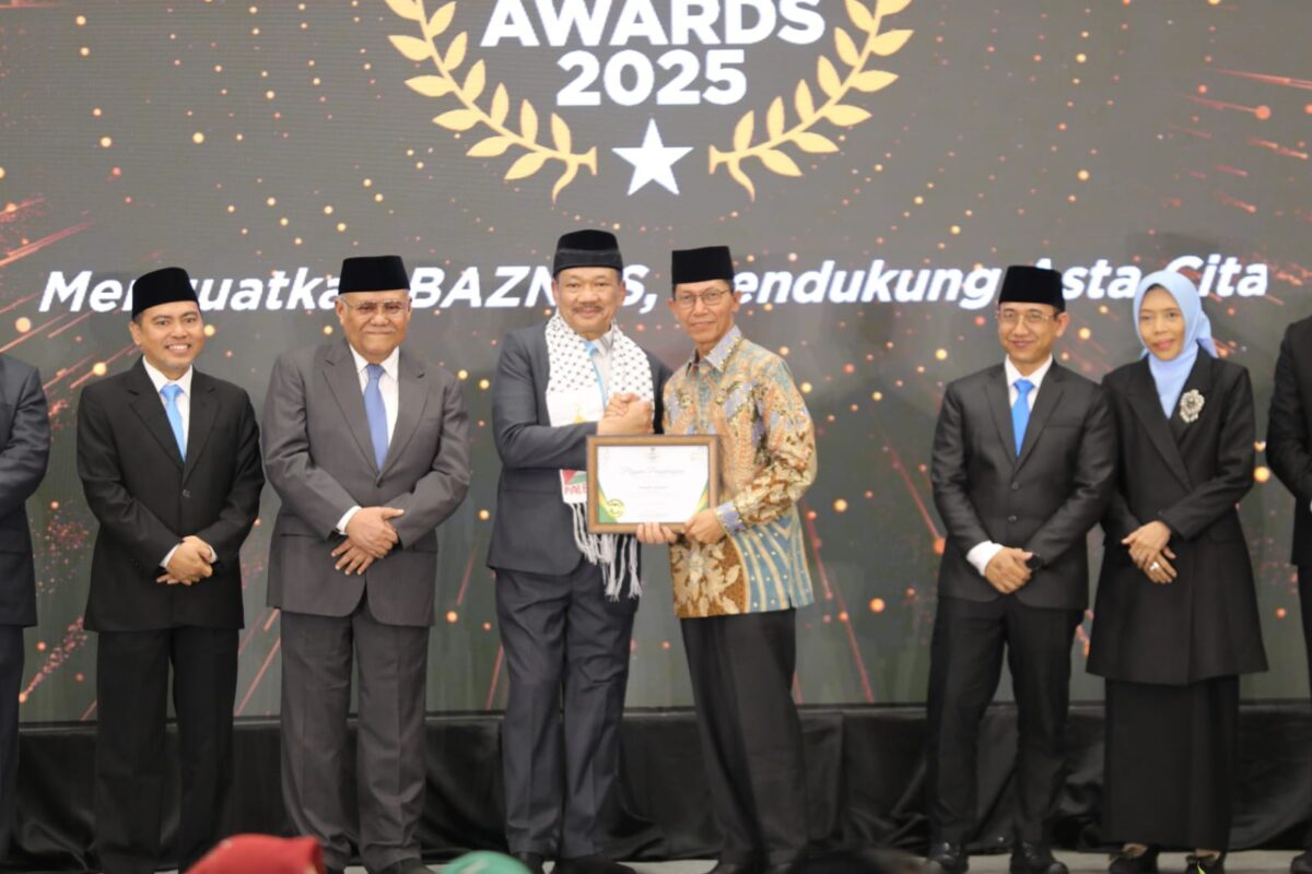 Amsakar Achmad menerima apresiasi dari Baznas. Foto:Humas BP Batam