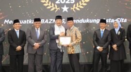 Amsakar Achmad menerima apresiasi dari Baznas. Foto:Humas BP Batam