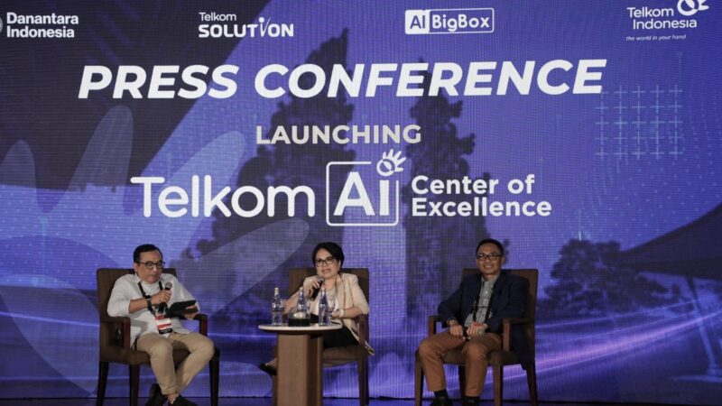 VP Corporate Communication Telkom Andri Herawan Sasoko, Direktur Enterprise & Business Service Telkom Veranita Yosephine, dan Direktur IT Digital Telkom Faizal Rochmad Djoemadi saat acara peluncuran Telkom AI Center of Excellence. Foto:Telkom