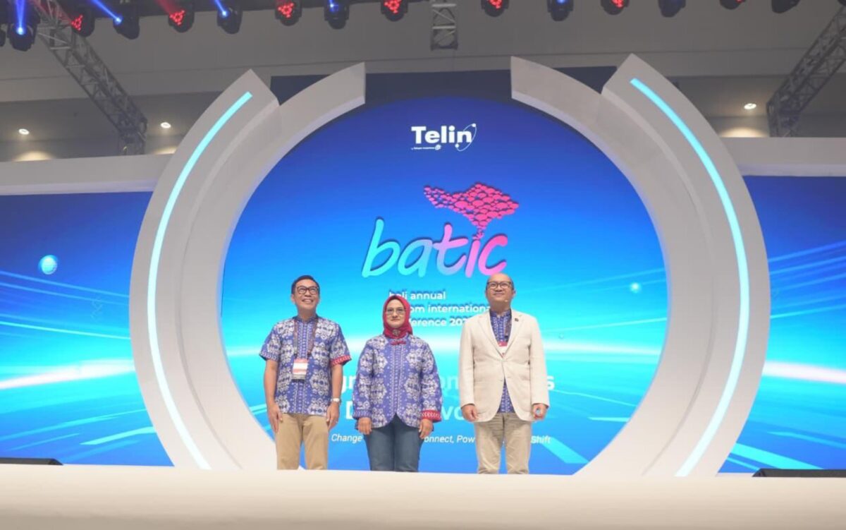 CEO Telin Budi Satria Dharma Purba, Direktur Utama Telkom Dian Siswarini, dan Managing Director Danantara Setyanto Hantoro saat acara pembukaan Bali Annual Telkom International Conference (BATIC) 2025. Foto:Telkom
