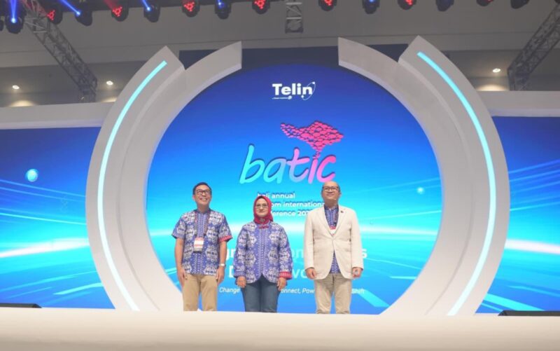 CEO Telin Budi Satria Dharma Purba, Direktur Utama Telkom Dian Siswarini, dan Managing Director Danantara Setyanto Hantoro saat acara pembukaan Bali Annual Telkom International Conference (BATIC) 2025. Foto:Telkom