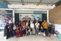 influencer asal Singapura, Kai Emilio, foto bersama anak anak dan pengurus Panti Asuhan Raudhatussyafa Madani, di Patam Lestari, Tiban, Kota Batam, Provinsi Kepri, usai kegiatan bakti sosial yang dilaksanakan, Senin (4/8/ 2025). Matapedia6.com/Luci