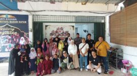 influencer asal Singapura, Kai Emilio, foto bersama anak anak dan pengurus Panti Asuhan Raudhatussyafa Madani, di Patam Lestari, Tiban, Kota Batam, Provinsi Kepri, usai kegiatan bakti sosial yang dilaksanakan, Senin (4/8/ 2025). Matapedia6.com/Luci