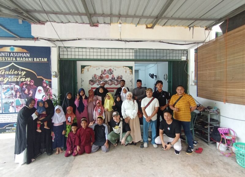 influencer asal Singapura, Kai Emilio, foto bersama anak anak dan pengurus Panti Asuhan Raudhatussyafa Madani, di Patam Lestari, Tiban, Kota Batam, Provinsi Kepri, usai kegiatan bakti sosial yang dilaksanakan, Senin (4/8/ 2025). Matapedia6.com/Luci