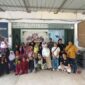 influencer asal Singapura, Kai Emilio, foto bersama anak anak dan pengurus Panti Asuhan Raudhatussyafa Madani, di Patam Lestari, Tiban, Kota Batam, Provinsi Kepri, usai kegiatan bakti sosial yang dilaksanakan, Senin (4/8/ 2025). Matapedia6.com/Luci