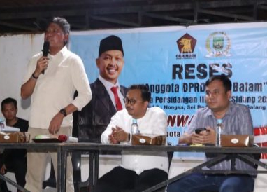 Anggota DPRD Kota Batam dari Fraksi Gerindra, Anwar Anas, menghadirkan langsung perwakilan PLN Batam dalam agenda reses bersama warga, di Kecamatan Sei Beduk, Kota Batam Provinsi Kepri, Selasa (6/8/2025).Matapedia6.com/Dok Anwar Anas