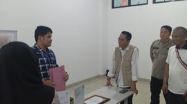 Wali kota Batam Amsakar Ahmad saat melakukan peninjauan salah satu perusahaan yang ikut dalam Job Fair 2025, Selasa (5/8/2025). Matapedia6.com/Luci