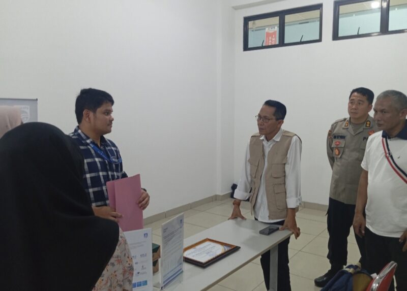 Wali kota Batam Amsakar Ahmad saat melakukan peninjauan salah satu perusahaan yang ikut dalam Job Fair 2025, Selasa (5/8/2025). Matapedia6.com/Luci