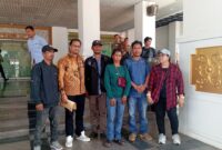 Keluarga Korban saat menyerahkan surat permohonan Rapat Dengar Pendapat (RDP) dan langsung diterima sekretaris Komisi I DPRD Batam Anwar Anas di kantor DPRD Batam, Kamis (7/8/2025). Matapedia6.com/Luci