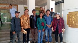 Keluarga Korban saat menyerahkan surat permohonan Rapat Dengar Pendapat (RDP) dan langsung diterima sekretaris Komisi I DPRD Batam Anwar Anas di kantor DPRD Batam, Kamis (7/8/2025). Matapedia6.com/Luci