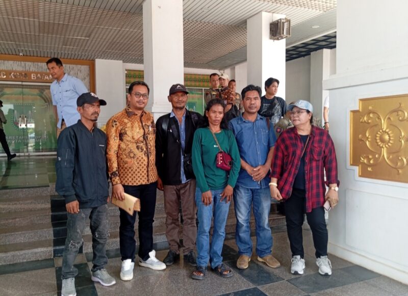 Keluarga Korban saat menyerahkan surat permohonan Rapat Dengar Pendapat (RDP) dan langsung diterima sekretaris Komisi I DPRD Batam Anwar Anas di kantor DPRD Batam, Kamis (7/8/2025). Matapedia6.com/Luci