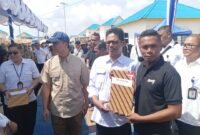 Ketua DPRD Kota Batam Kamaluddin saat menyerahkan sertifikat kepada warga Tanjung Banon, Selasa (12/8/2025). Matapedia6.com/Luci