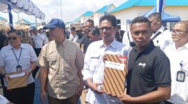 Ketua DPRD Kota Batam Kamaluddin saat menyerahkan sertifikat kepada warga Tanjung Banon, Selasa (12/8/2025). Matapedia6.com/Luci