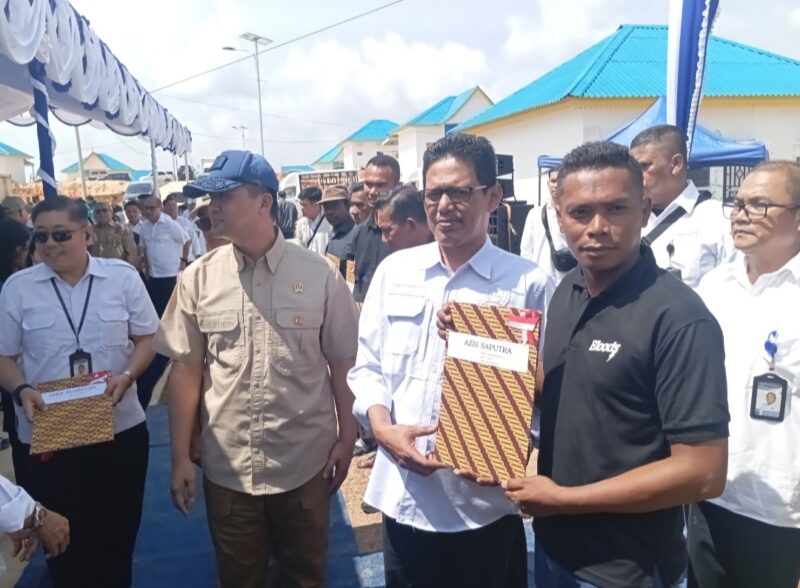 Ketua DPRD Kota Batam Kamaluddin saat menyerahkan sertifikat kepada warga Tanjung Banon, Selasa (12/8/2025). Matapedia6.com/Luci