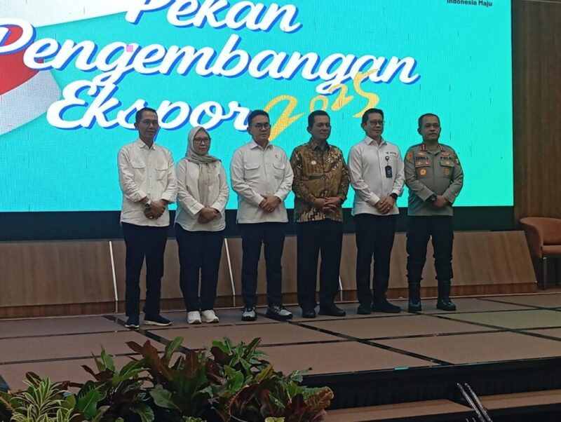 Kepala BP Batam Amsakar Ahmad bersama Kemendag RI Budi Santoso, serta pejabat FKPD di Kota Batam foto bersama usai launching pekan pengembangan Ekspor di Kota Batam, Kamis (14/8/2025). Matapedia6.com/Zalfirega