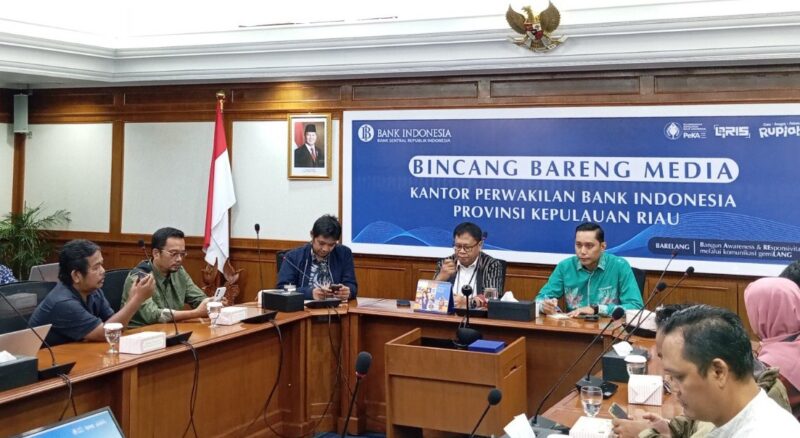 Bincang bareng media Kepala BI Kepri dan Kepala Dinas Koperasi dan UKM Kepri, Riki Rionaldi, Jumat (15/8/2025). Foto:Zalfirega/matapedia