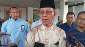 Wali Kota Batam Amsakar Ahmad memberikan tanggapan mengenai PBB dan BPHTB di Kota Batam tidak akan naik, Jumat (15/8/2025). Matapedia6.com/Zalfirega