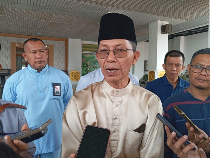 Wali Kota Batam Amsakar Ahmad memberikan tanggapan mengenai PBB dan BPHTB di Kota Batam tidak akan naik, Jumat (15/8/2025). Matapedia6.com/Zalfirega
