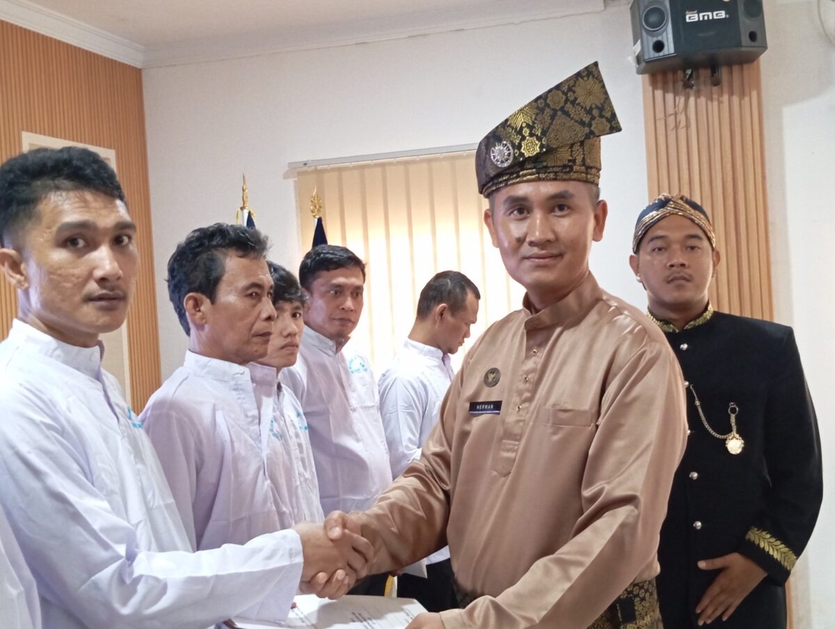 Penyerahan remisi dilakukan Kepala Sub Seksi Pelayanan Tahanan Rutan Batam, Surya Kusuma, yang mewakili Karutan Batam Fajar Teguh Wibowo dan Kepala Subseksi Pengelolaan Herwan Syahputra setelah upacara HUT RI di Aula Yusril Ihza Mahendra Rutan Batam, Minggu (17/8/2025). Foto:Zalfirega/matapedia