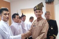 Penyerahan remisi dilakukan Kepala Sub Seksi Pelayanan Tahanan Rutan Batam, Surya Kusuma, yang mewakili Karutan Batam Fajar Teguh Wibowo dan Kepala Subseksi Pengelolaan Herwan Syahputra setelah upacara HUT RI di Aula Yusril Ihza Mahendra Rutan Batam, Minggu (17/8/2025). Foto:Zalfirega/matapedia