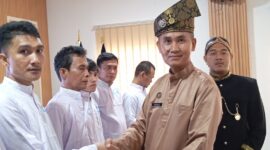 Penyerahan remisi dilakukan Kepala Sub Seksi Pelayanan Tahanan Rutan Batam, Surya Kusuma, yang mewakili Karutan Batam Fajar Teguh Wibowo dan Kepala Subseksi Pengelolaan Herwan Syahputra setelah upacara HUT RI di Aula Yusril Ihza Mahendra Rutan Batam, Minggu (17/8/2025). Foto:Zalfirega/matapedia