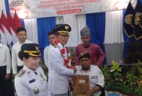 Wali Kota Batam sekaligus Kepala BP Batam Amsakar Achmad dan Wakil Wali Kota Batam sekaligus Wakil Kepala BP Batam Li Claudia Chandra menyerahkan remisi HUT RI ke 80 pada warga binaan di Lapas Batam, Minggu (17/8/2025). Foto:Zalfirega/matapedia