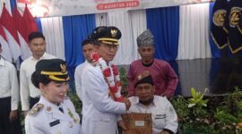 Wali Kota Batam sekaligus Kepala BP Batam Amsakar Achmad dan Wakil Wali Kota Batam sekaligus Wakil Kepala BP Batam Li Claudia Chandra menyerahkan remisi HUT RI ke 80 pada warga binaan di Lapas Batam, Minggu (17/8/2025). Foto:Zalfirega/matapedia