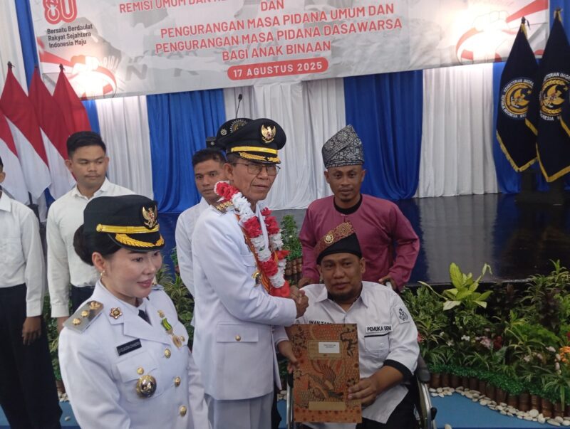 Wali Kota Batam sekaligus Kepala BP Batam Amsakar Achmad dan Wakil Wali Kota Batam sekaligus Wakil Kepala BP Batam Li Claudia Chandra menyerahkan remisi HUT RI ke 80 pada warga binaan di Lapas Batam, Minggu (17/8/2025). Foto:Zalfirega/matapedia