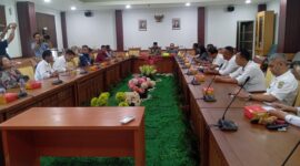 Warga perumahan Muka kuning II Kelurahan Buliang Kecamatan Batuaji saat mengikuti RDP di Komisi III DPRD Kota Batam, Rabu (20/8/2025). Matapedia6.com/Luci