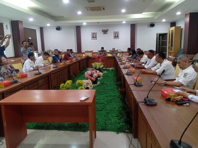 Warga perumahan Muka kuning II Kelurahan Buliang Kecamatan Batuaji saat mengikuti RDP di Komisi III DPRD Kota Batam, Rabu (20/8/2025). Matapedia6.com/Luci