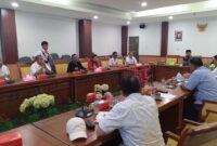 Sekretaris Komisi II DPRD Kota Batam Safari Ramadhan saat memimpin Rapat Dengar Pendapat dengan pengelola Kenzi PUB Aviary dan THM Super Z Club dalam rapat dengar pendapat (RDP) di ruang Komisi II DPRD Batam, Rabu (20/8/2025). Matapedia6.com/Luci