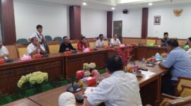 Sekretaris Komisi II DPRD Kota Batam Safari Ramadhan saat memimpin Rapat Dengar Pendapat dengan pengelola Kenzi PUB Aviary dan THM Super Z Club dalam rapat dengar pendapat (RDP) di ruang Komisi II DPRD Batam, Rabu (20/8/2025). Matapedia6.com/Luci