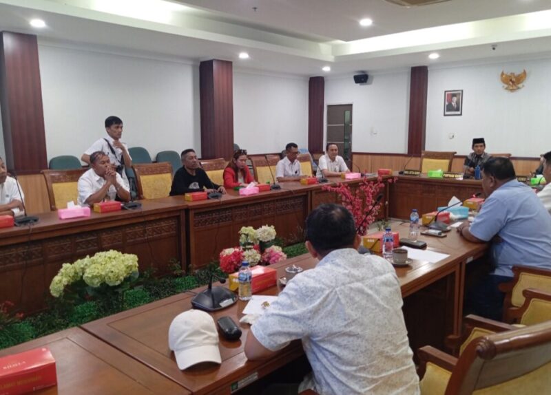 Sekretaris Komisi II DPRD Kota Batam Safari Ramadhan saat memimpin Rapat Dengar Pendapat dengan pengelola Kenzi PUB Aviary dan THM Super Z Club dalam rapat dengar pendapat (RDP) di ruang Komisi II DPRD Batam, Rabu (20/8/2025). Matapedia6.com/Luci