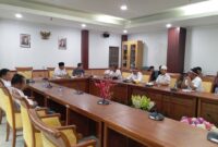 Belasan supir taksi konvensional Punggur saat diterima di ruang rapat Komisi III DPRD Batam untuk mengadukan nasib mereka yang selama ini sering bentrok dengan supir taksi online, Kamis (21/8/2025). Matapedia6.com/Rega
