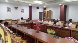 Belasan supir taksi konvensional Punggur saat diterima di ruang rapat Komisi III DPRD Batam untuk mengadukan nasib mereka yang selama ini sering bentrok dengan supir taksi online, Kamis (21/8/2025). Matapedia6.com/Rega