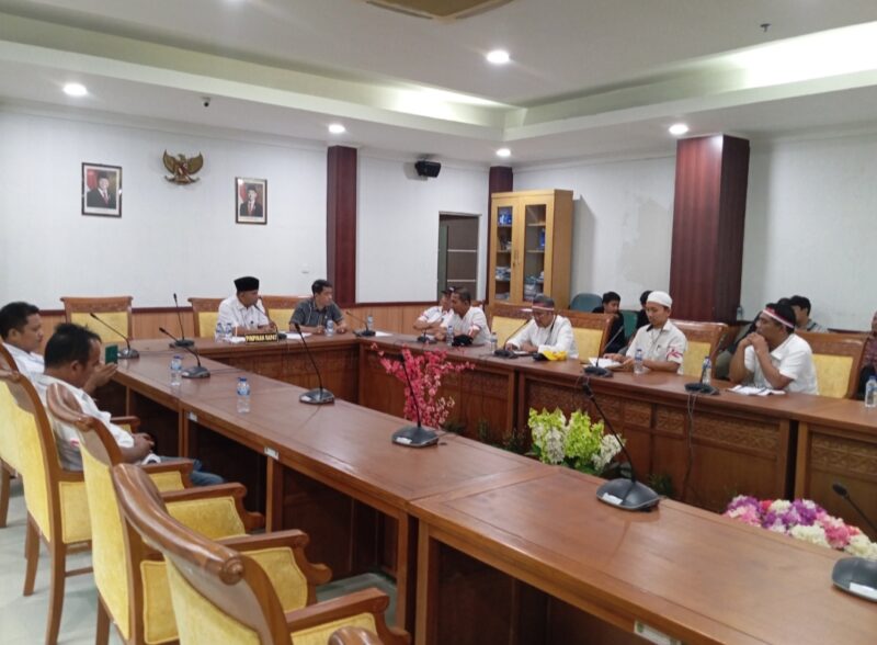 Belasan supir taksi konvensional Punggur saat diterima di ruang rapat Komisi III DPRD Batam untuk mengadukan nasib mereka yang selama ini sering bentrok dengan supir taksi online, Kamis (21/8/2025). Matapedia6.com/Rega