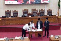 Wali Kota Batam Amsakar Ahmad dan Ketua DPRD Kota Batam Kamaludin saat menandatangani nota kesepahaman Kebijakan Umum Anggaran dan Prioritas Plafon Anggaran Sementara (KUA-PPAS), di ruang rapat utama DPRD Kota Batam, Rabu (27/8/2025). Matapedia6.com/luci