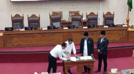 Wali Kota Batam Amsakar Ahmad dan Ketua DPRD Kota Batam Kamaludin saat menandatangani nota kesepahaman Kebijakan Umum Anggaran dan Prioritas Plafon Anggaran Sementara (KUA-PPAS), di ruang rapat utama DPRD Kota Batam, Rabu (27/8/2025). Matapedia6.com/luci
