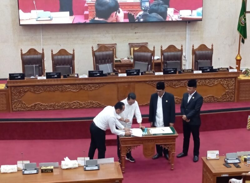 Wali Kota Batam Amsakar Ahmad dan Ketua DPRD Kota Batam Kamaludin saat menandatangani nota kesepahaman Kebijakan Umum Anggaran dan Prioritas Plafon Anggaran Sementara (KUA-PPAS), di ruang rapat utama DPRD Kota Batam, Rabu (27/8/2025). Matapedia6.com/luci