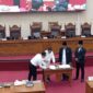 Wali Kota Batam Amsakar Ahmad dan Ketua DPRD Kota Batam Kamaludin saat menandatangani nota kesepahaman Kebijakan Umum Anggaran dan Prioritas Plafon Anggaran Sementara (KUA-PPAS), di ruang rapat utama DPRD Kota Batam, Rabu (27/8/2025). Matapedia6.com/luci