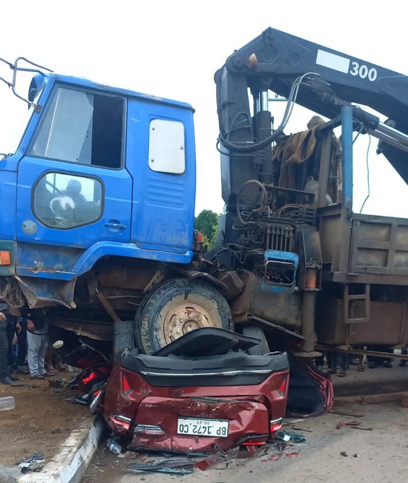 Kecelakaan beruntun yang melibatkan truk crane, mobil, dan sepeda motor mengguncang kawasan Tiban Centre, Batam, Sabtu (30/8/2025).Foto:Istimewa