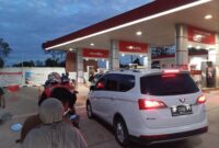 Antrean kendaraan di SPBU Sei Temiang. Foto:Zalfirega