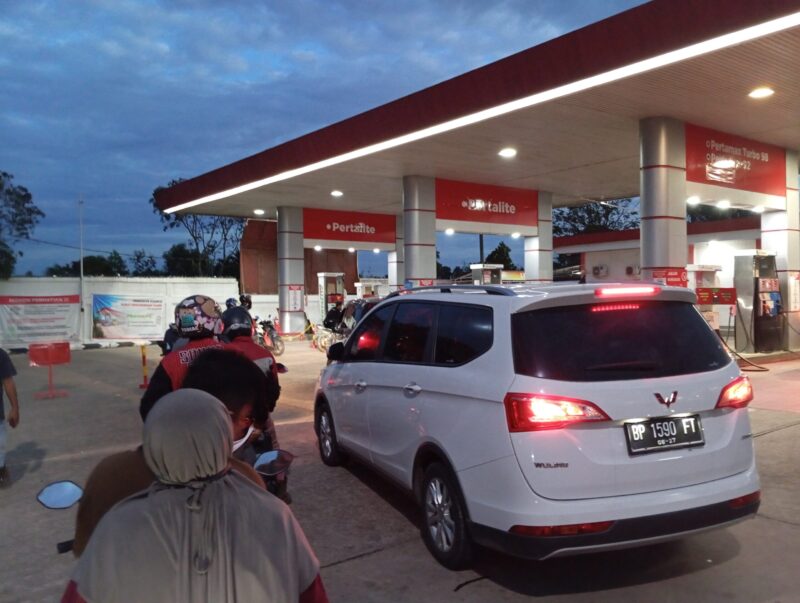 Antrean kendaraan di SPBU Sei Temiang. Foto:Zalfirega