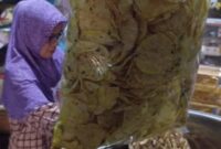 Penjual Keripik dan kue bawang produk lokal di Kavling Lama, Sagulung, Rabu (20/8/2025). Foto:Zalfirega/matapedia