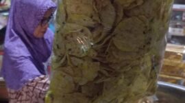 Penjual Keripik dan kue bawang produk lokal di Kavling Lama, Sagulung, Rabu (20/8/2025). Foto:Zalfirega/matapedia