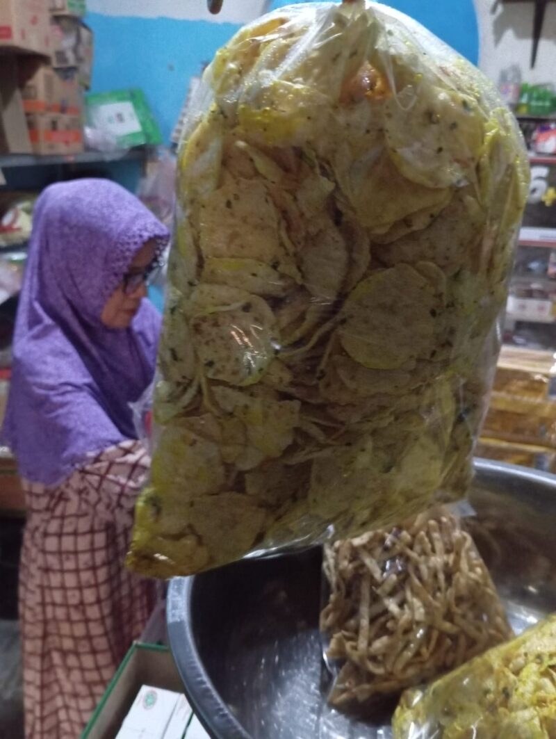 Penjual Keripik dan kue bawang produk lokal di Kavling Lama, Sagulung, Rabu (20/8/2025). Foto:Zalfirega/matapedia